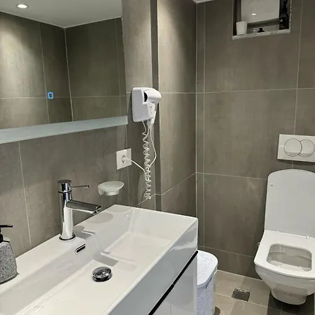 아파트 Lovely Blue Center By Pikhost 티라나